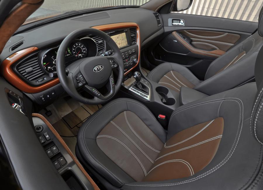 Интерьер Kia Optima Hybrid Slam Dunk Blake Griffin (TF) 2011 года  (фото 4 из 10)